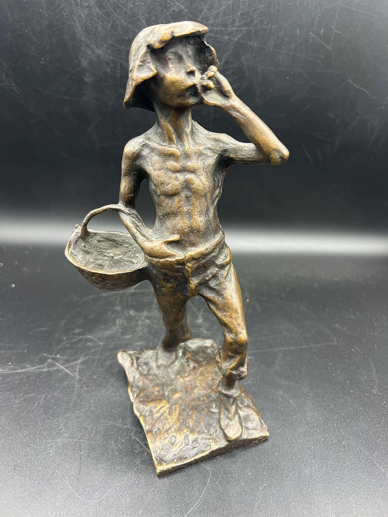 Roberto Fontana, Contadinello, scultura in bronzo 2