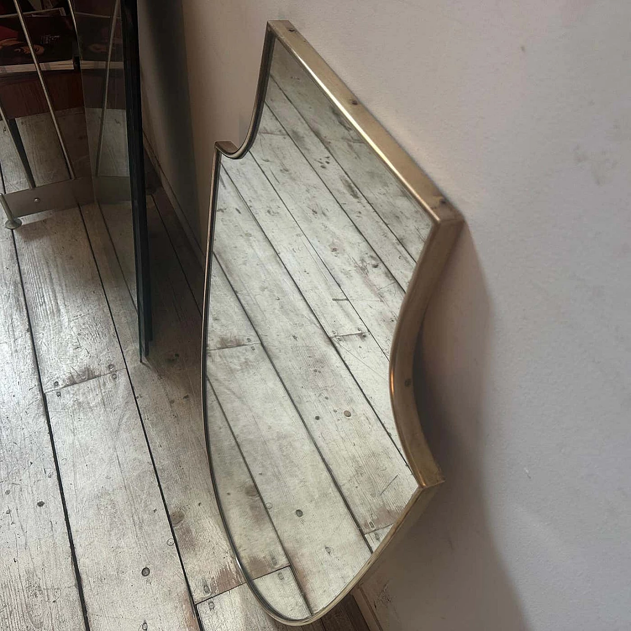 Specchio da parete a forma di scudo in ottone in stile Gio Ponti, anni '50 9