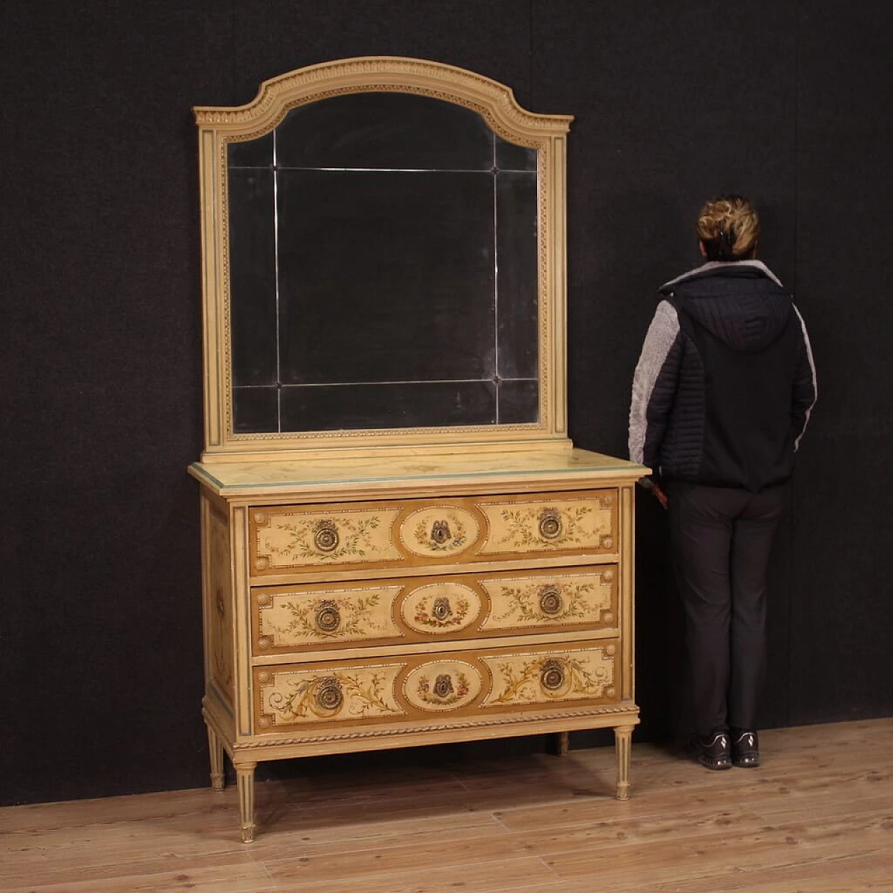 Comò con specchio stile Luigi XVI in legno laccato e dipinto, anni '60 3