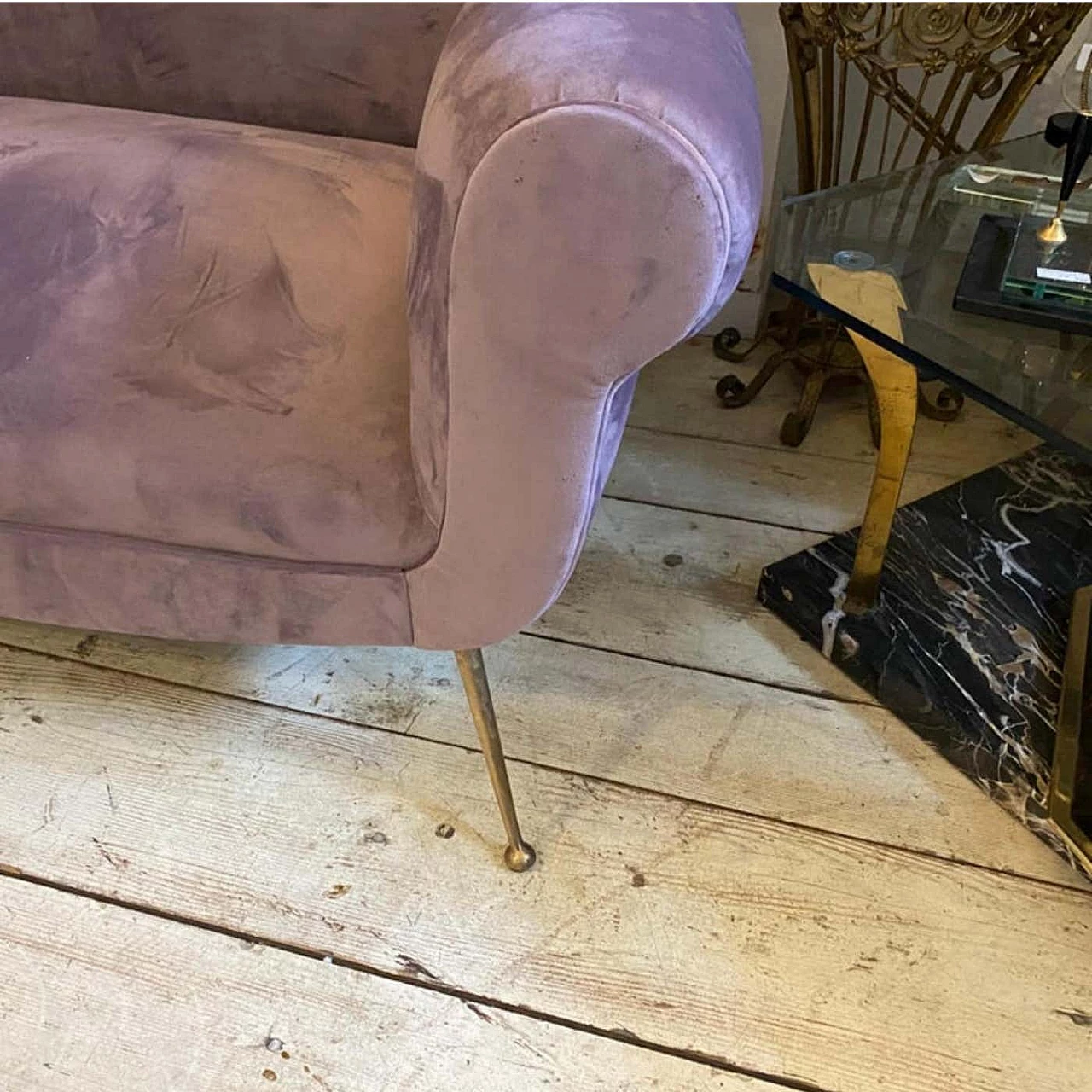 Divano in velluto color glicine e gambe in ottone di Gigi Radice, anni '50 4