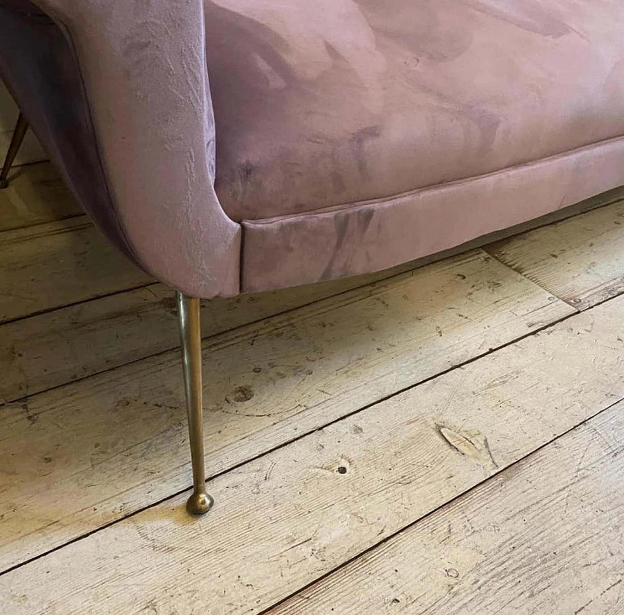 Divano in velluto color glicine e gambe in ottone di Gigi Radice, anni '50 6
