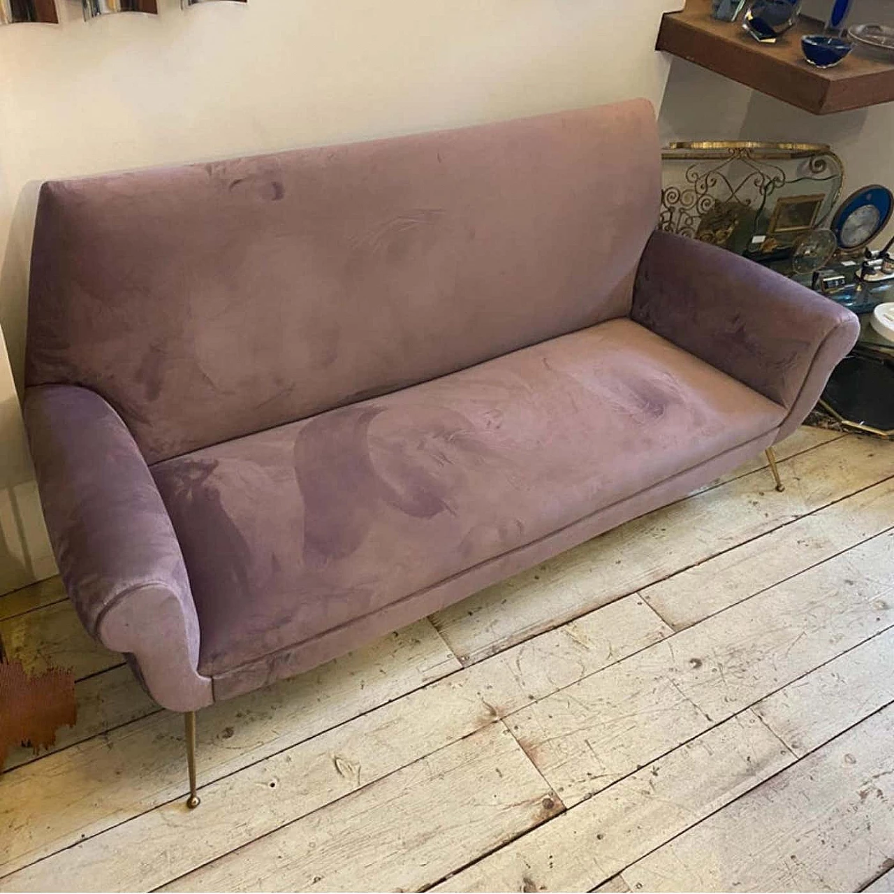 Divano in velluto color glicine e gambe in ottone di Gigi Radice, anni '50 7