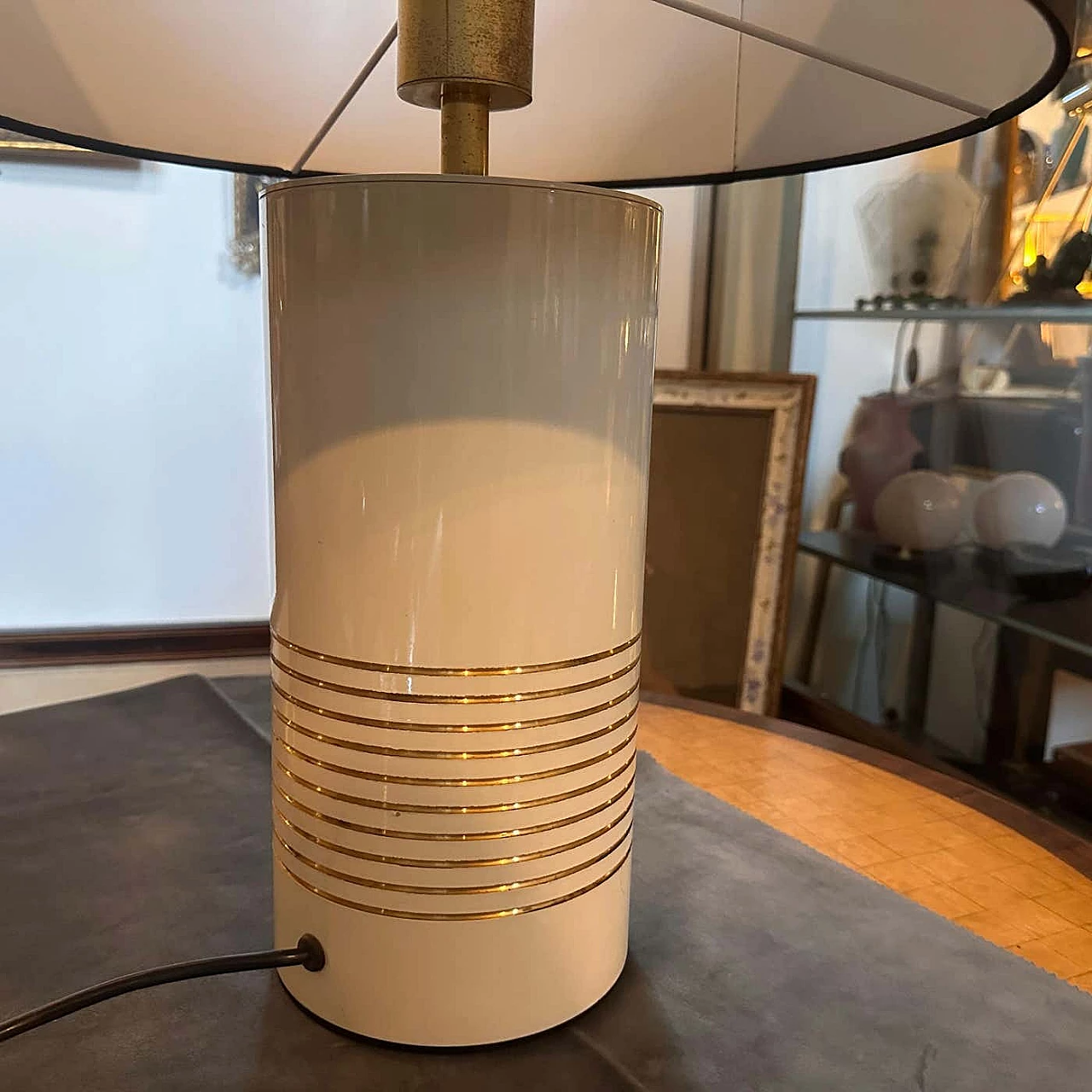 Lampada da tavolo in metallo dipinto d'oro e avorio, anni '70 4