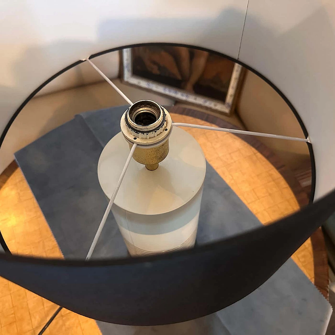 Lampada da tavolo in metallo dipinto d'oro e avorio, anni '70 5