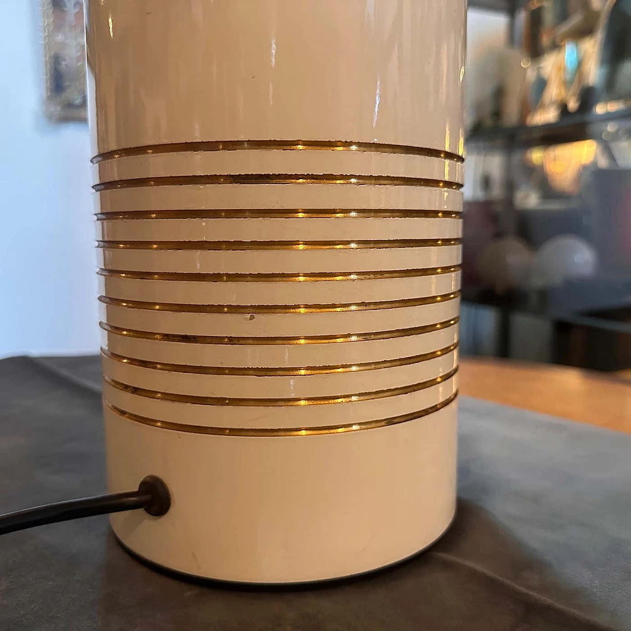 Lampada da tavolo in metallo dipinto d'oro e avorio, anni '70 6