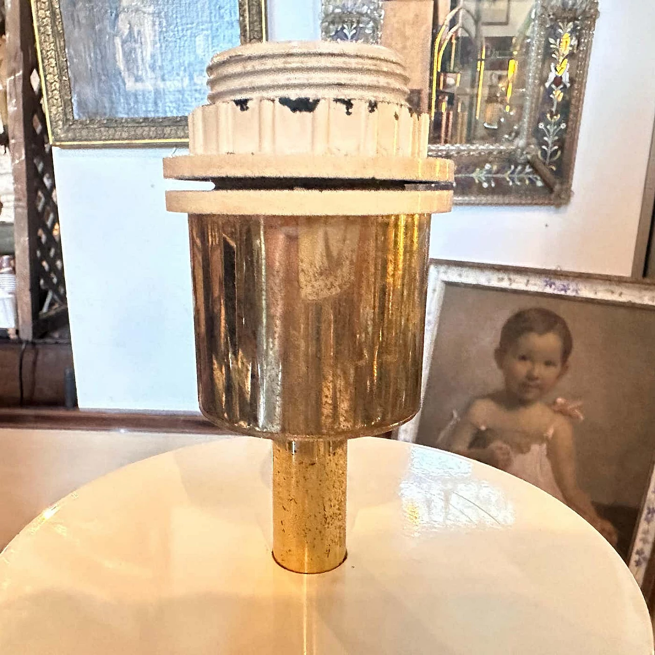 Lampada da tavolo in metallo dipinto d'oro e avorio, anni '70 10