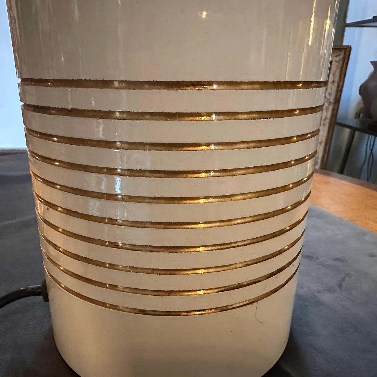 Lampada da tavolo in metallo dipinto d'oro e avorio, anni '70 11