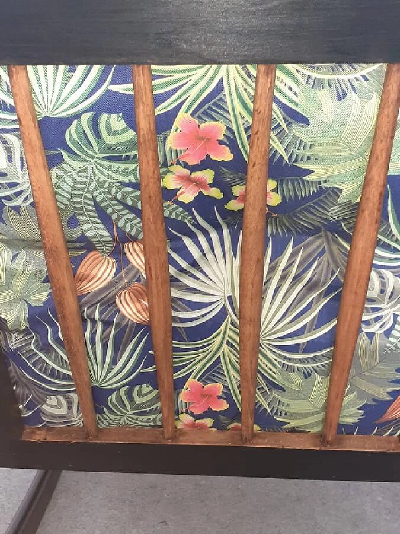 Sedia a dondolo in legno e tessuto floreale, anni '50 12