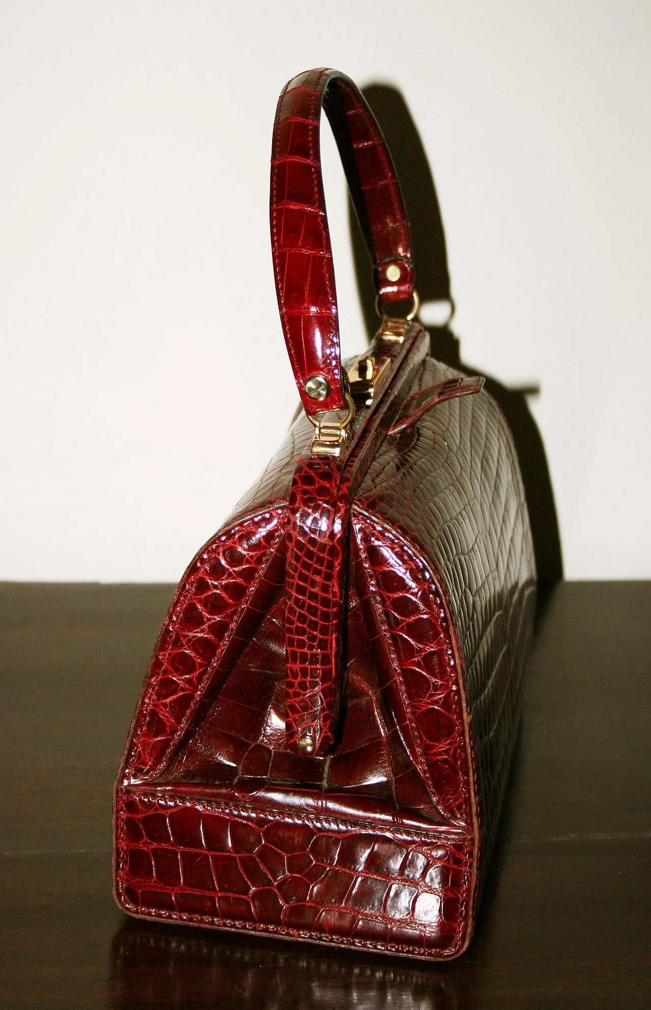 Bordeaux-coloured crocodile leather handbag, 1950s 2