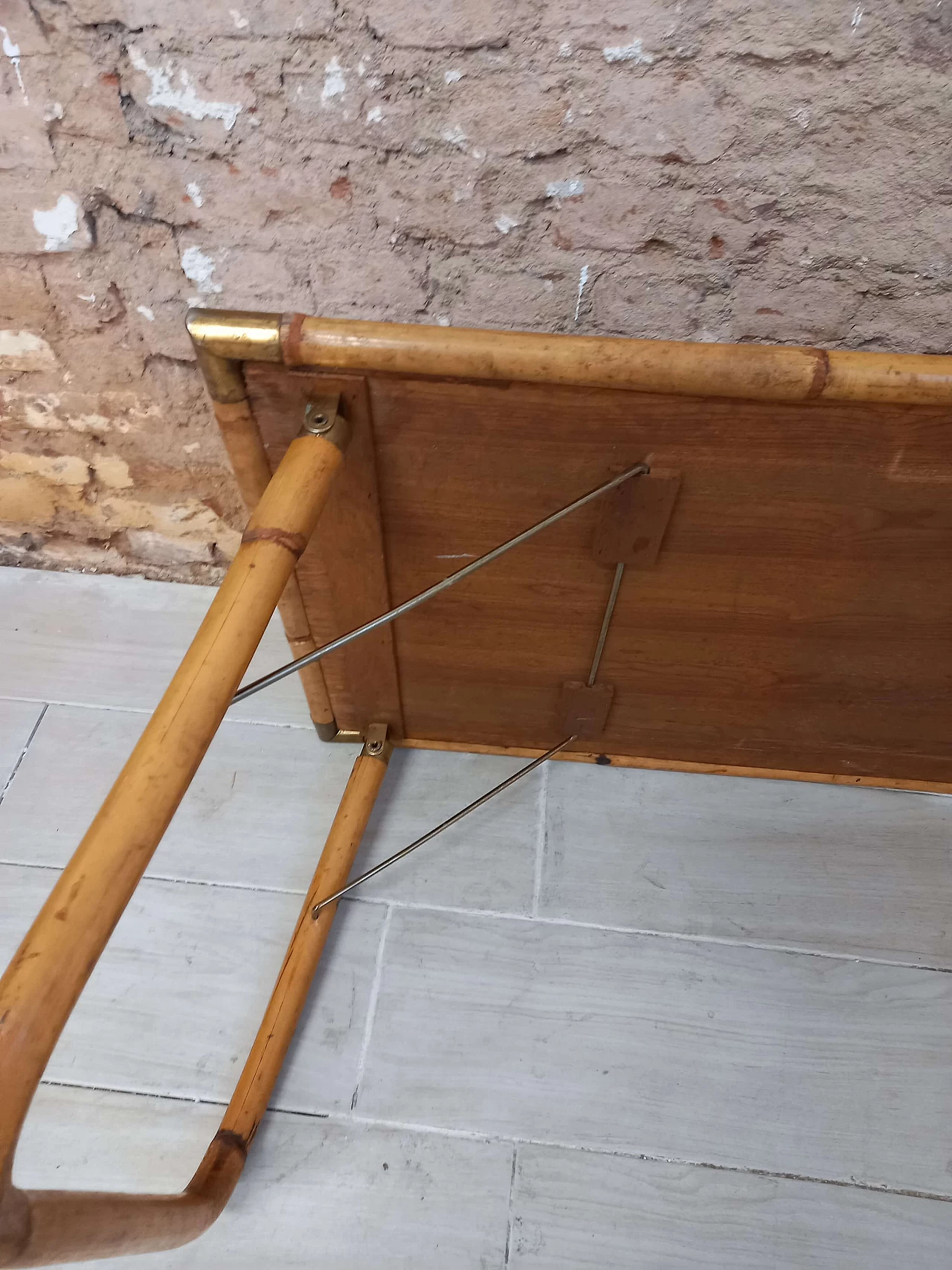 Tavolino pieghevole in legno, bambù e ottone, anni '70 5