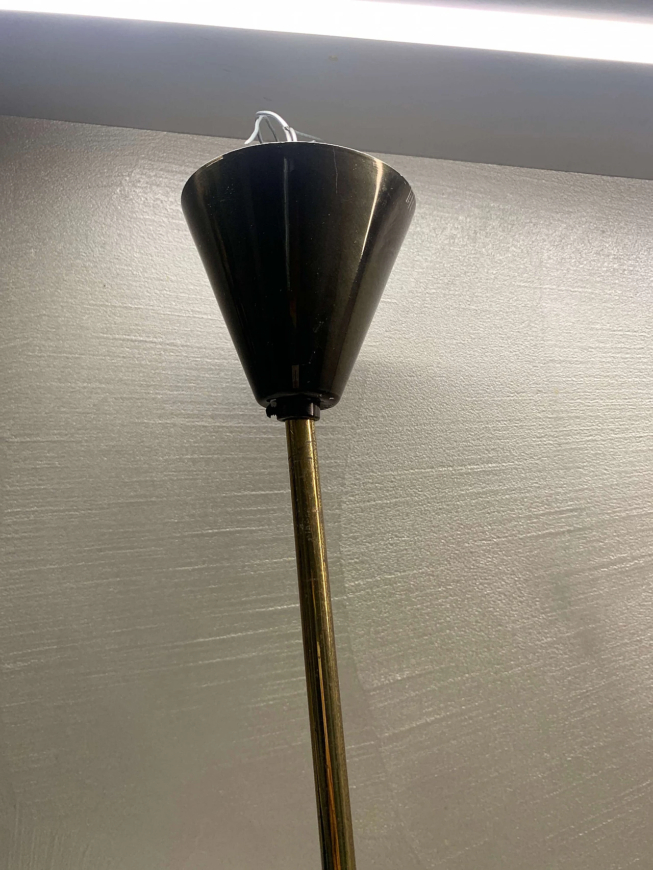 Lampadario in ottone e vetro opalino di Angelo Lelli per Arredoluce, anni '50 4