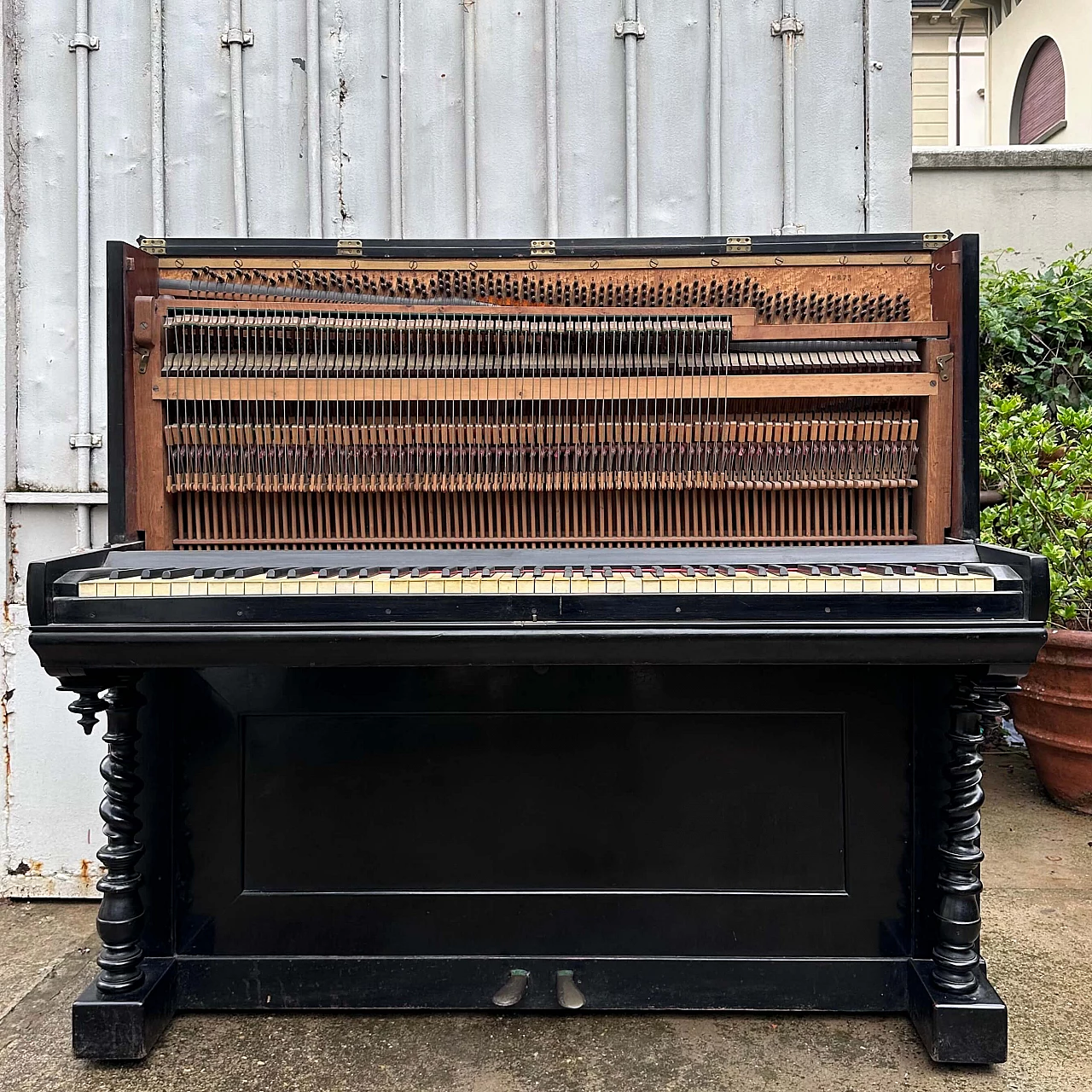 Boisselot et Fils ebonised wooden upright piano, 19th century 6