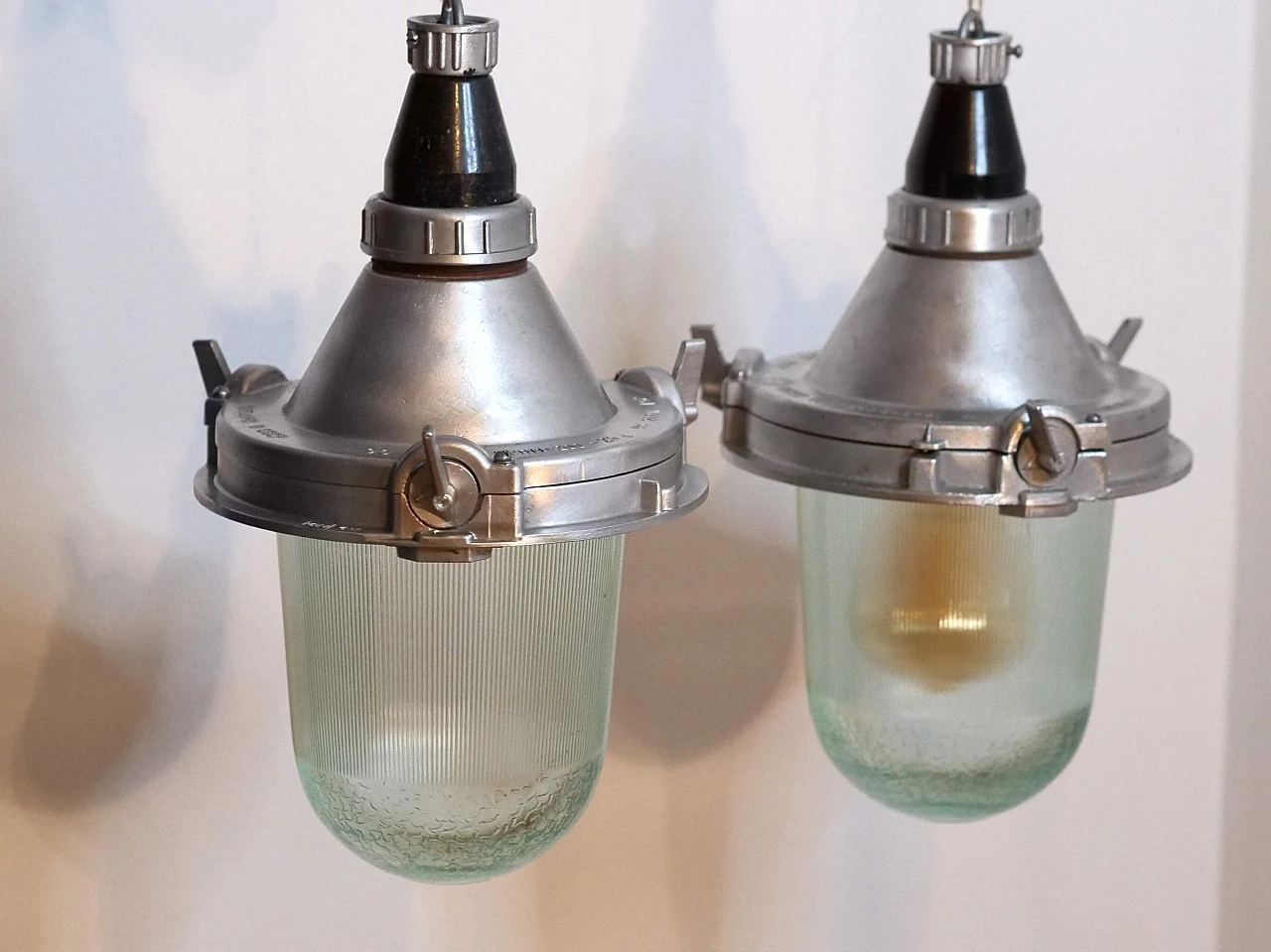 Coppia di lampade da soffitto industriali in alluminio, bachelite e vetro, anni '60 6