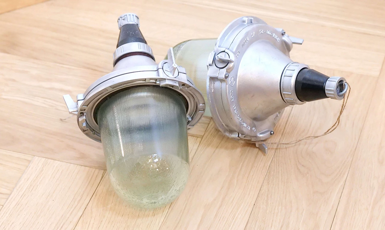 Coppia di lampade da soffitto industriali in alluminio, bachelite e vetro, anni '60 7