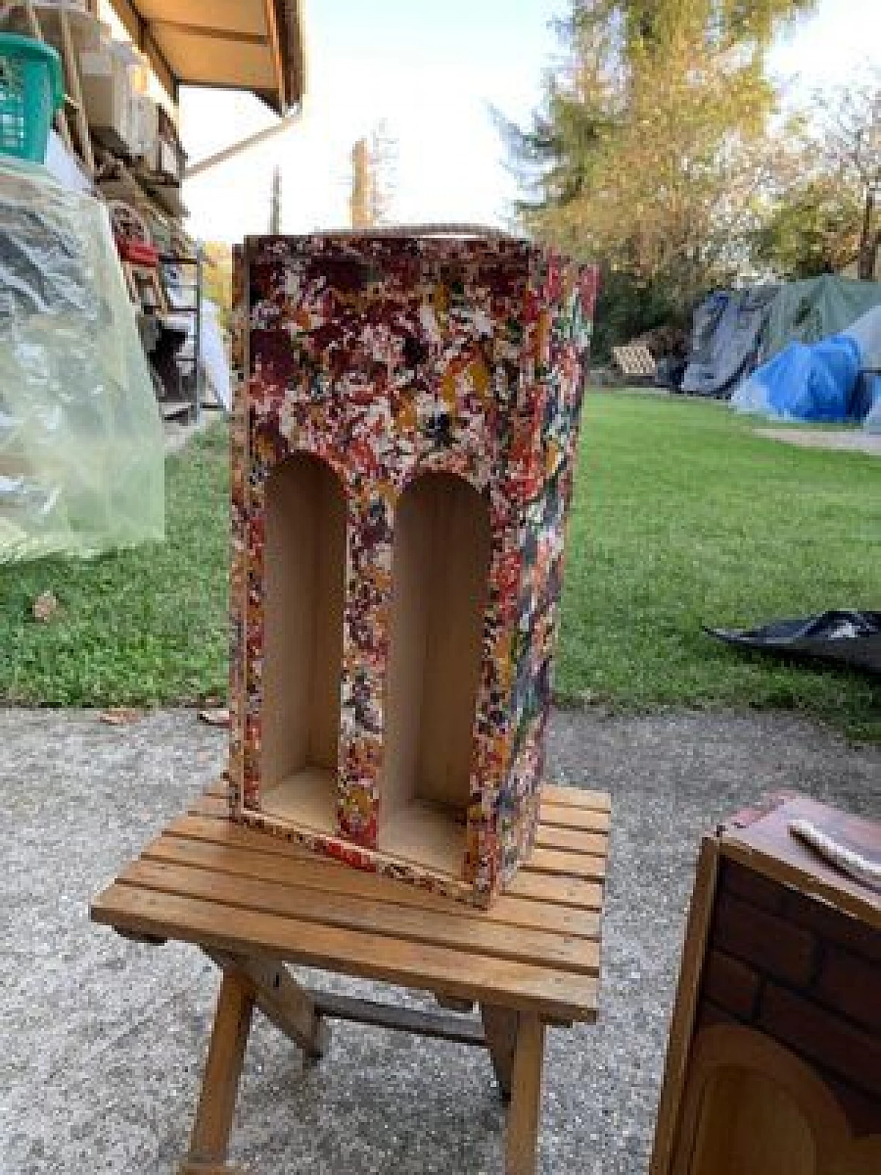 Porta bottiglie di vino in legno dipinto, anni 2000 1