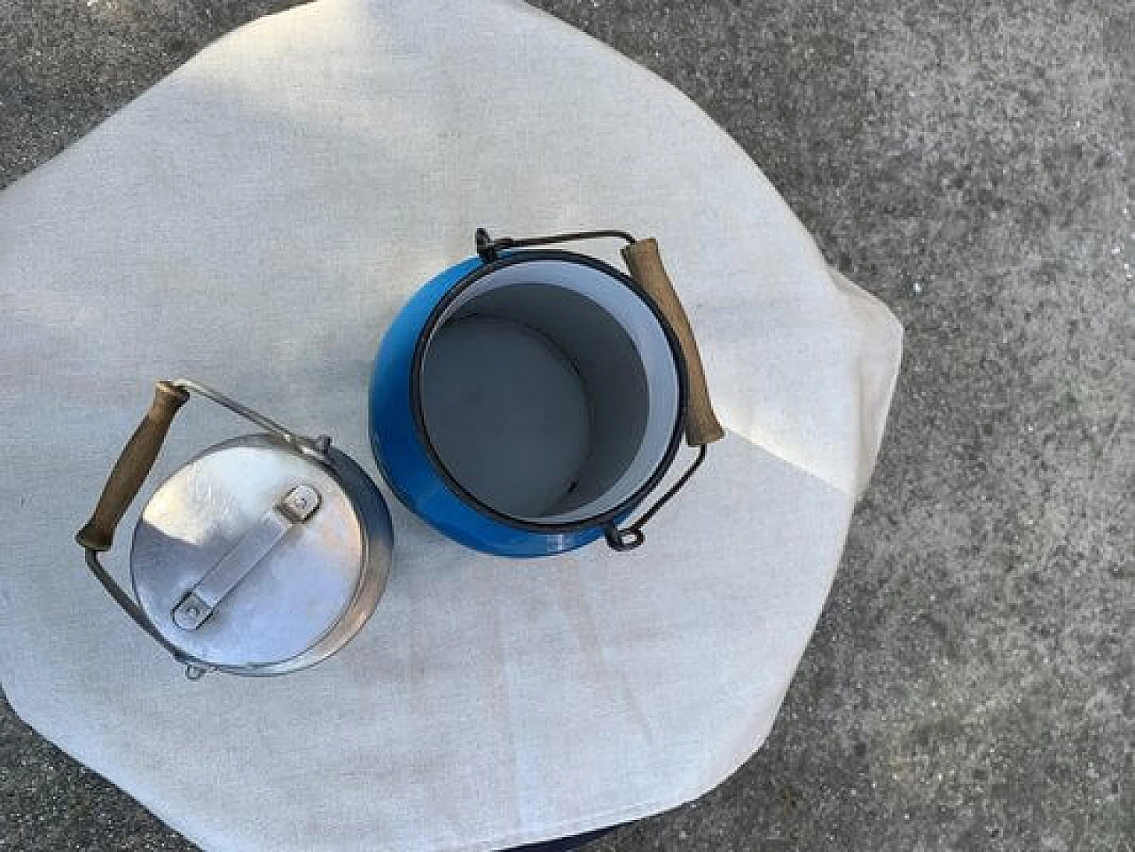 Coppia di bidoni per latte in metallo, anni '50 2