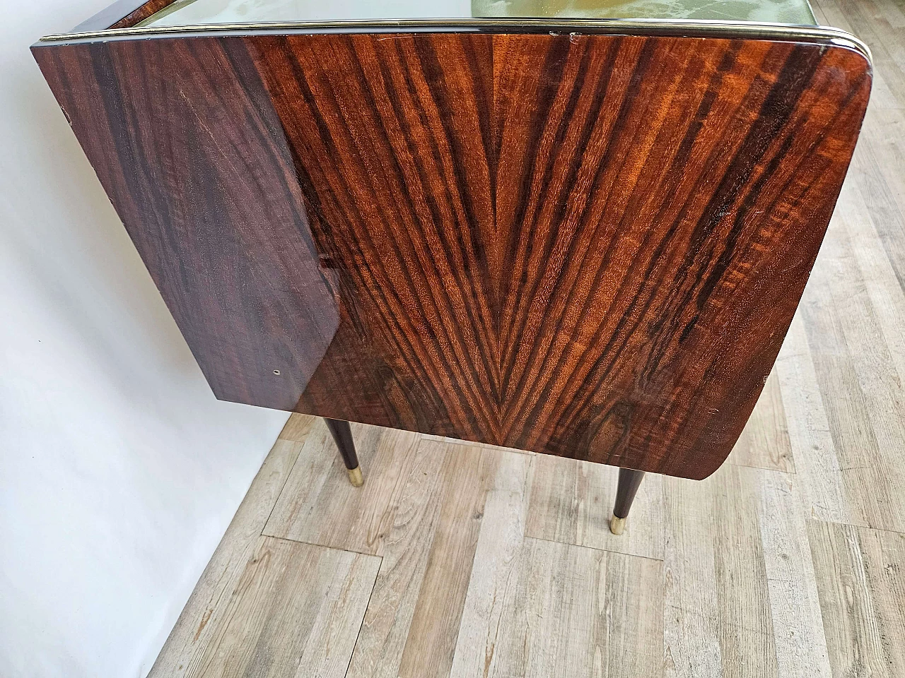 Cassettiera in legno e ottone con piano in vetro marmorizzato, anni '50 2