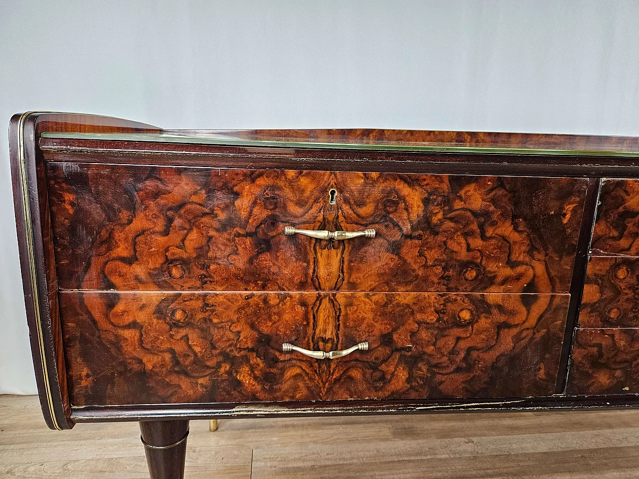Cassettiera in legno e ottone con piano in vetro marmorizzato, anni '50 13