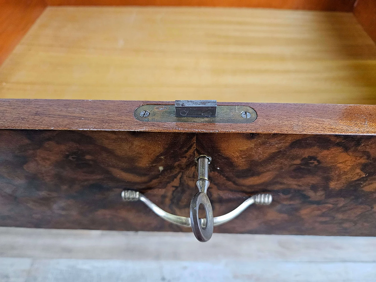 Cassettiera in legno e ottone con piano in vetro marmorizzato, anni '50 27