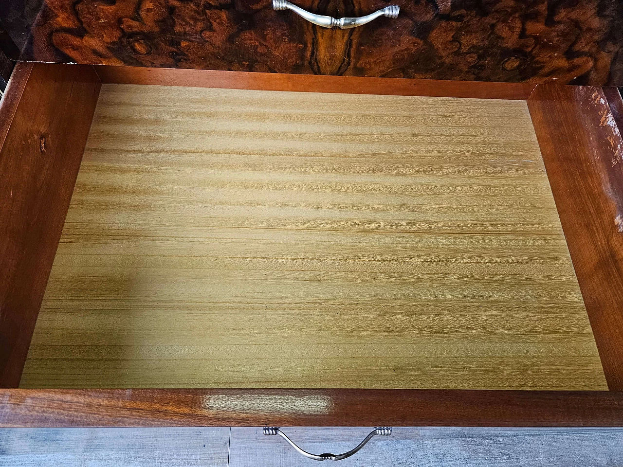 Cassettiera in legno e ottone con piano in vetro marmorizzato, anni '50 33