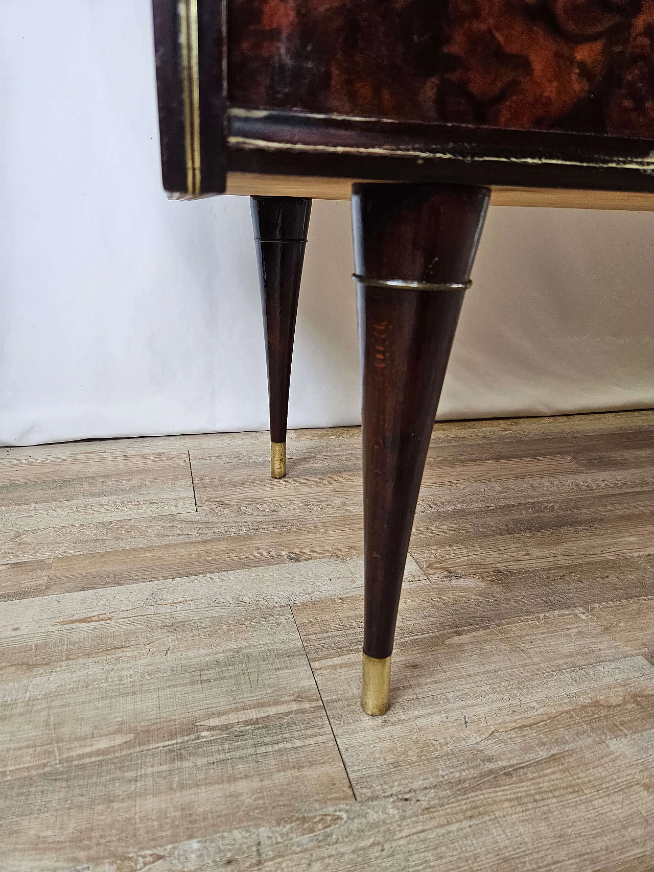 Cassettiera in legno e ottone con piano in vetro marmorizzato, anni '50 35