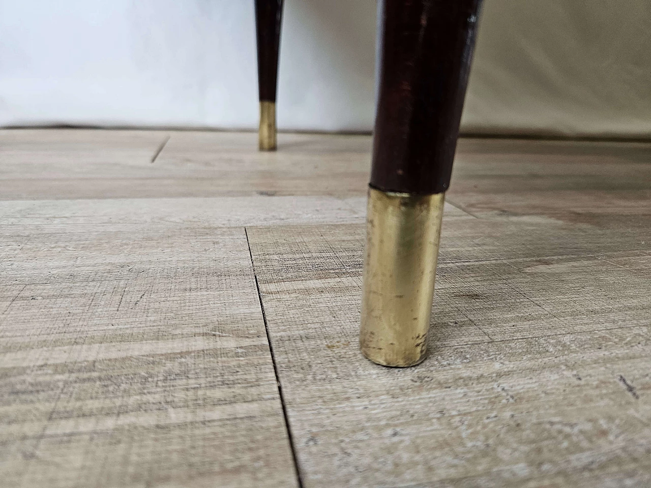 Cassettiera in legno e ottone con piano in vetro marmorizzato, anni '50 37