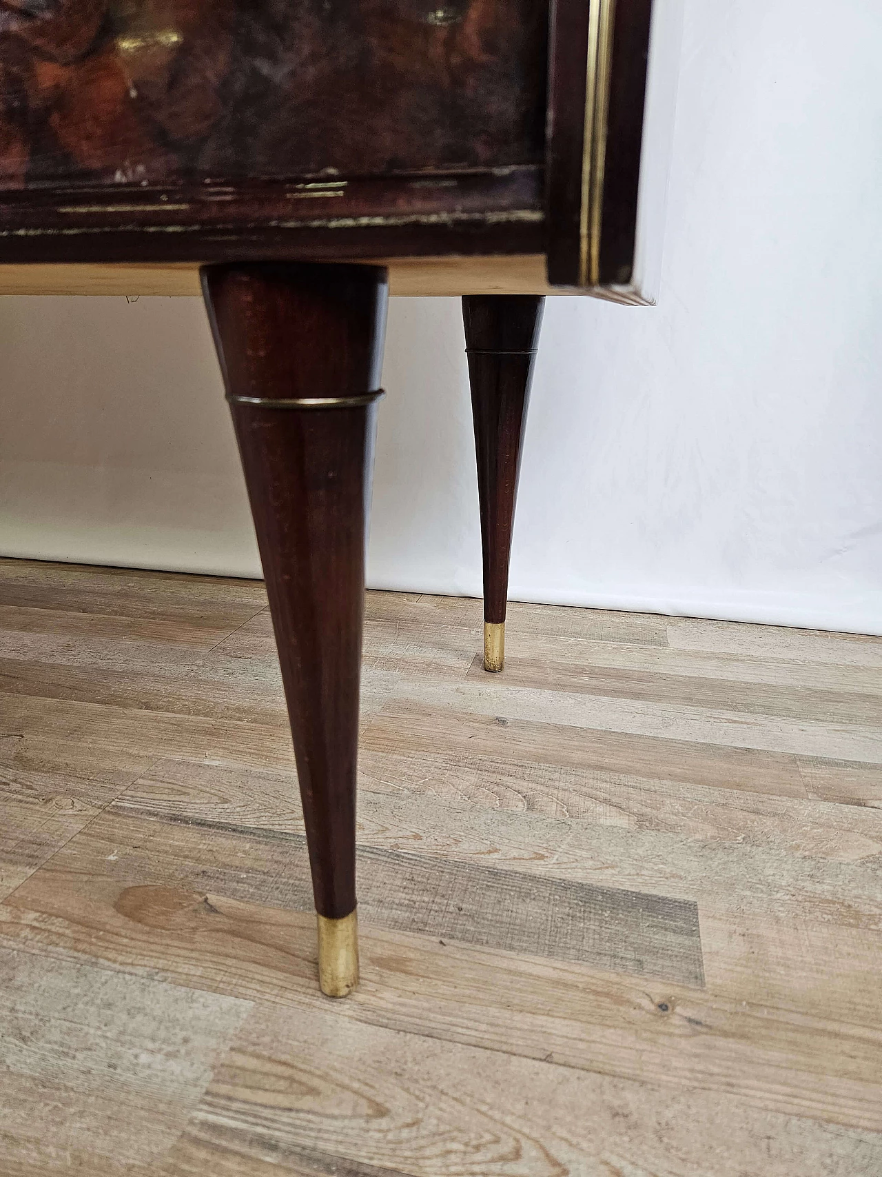 Cassettiera in legno e ottone con piano in vetro marmorizzato, anni '50 38
