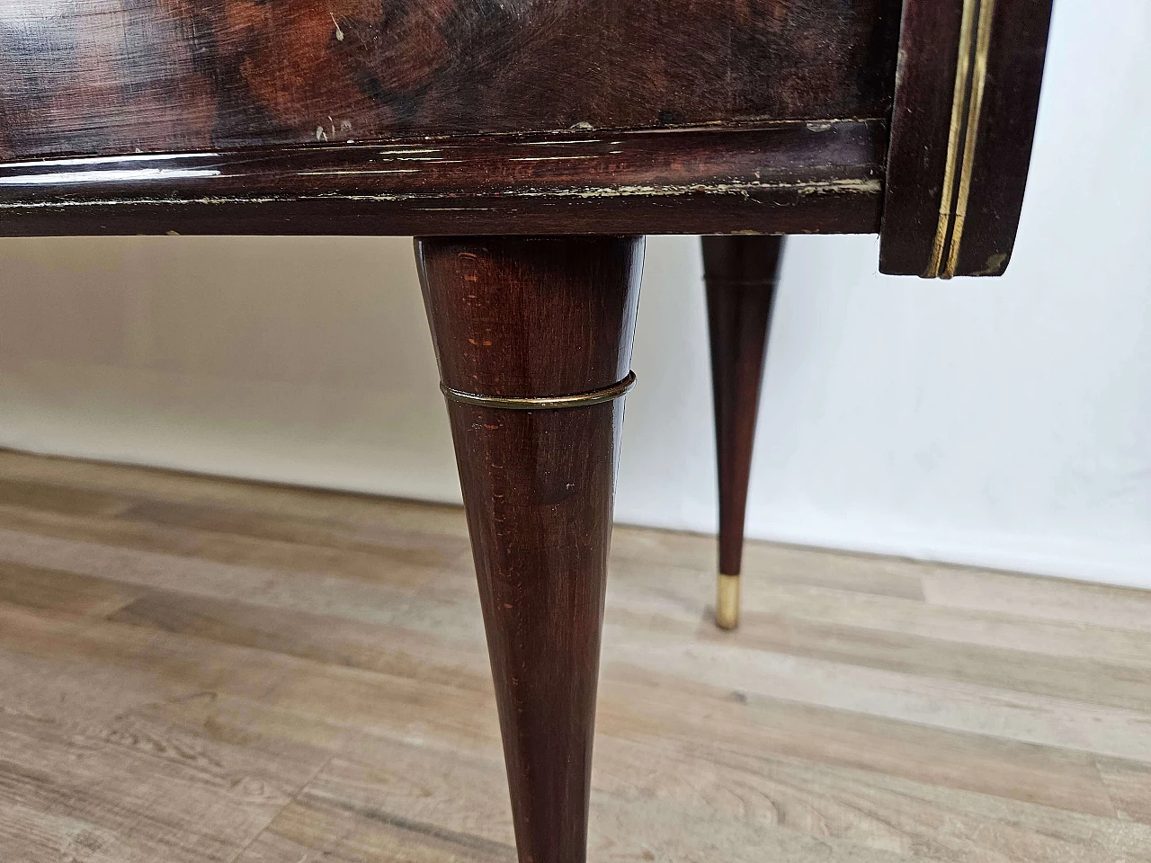 Cassettiera in legno e ottone con piano in vetro marmorizzato, anni '50 39