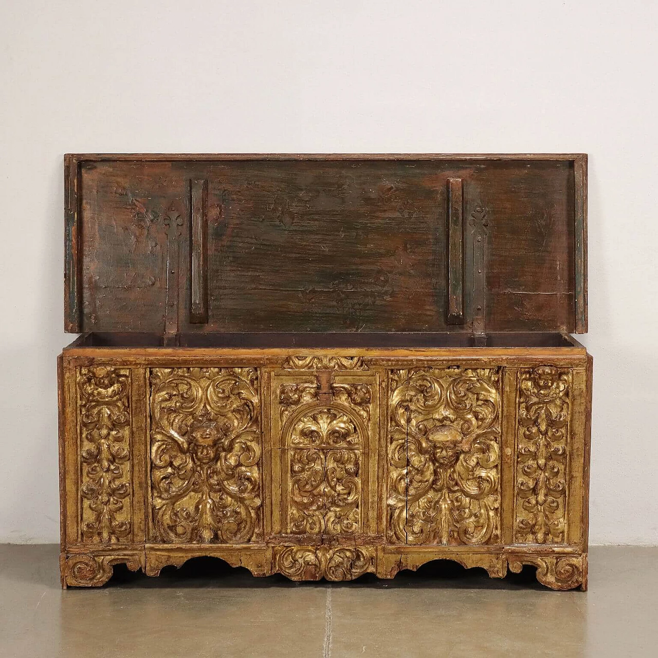 Carved and gilded wooden chest, 17th century 3