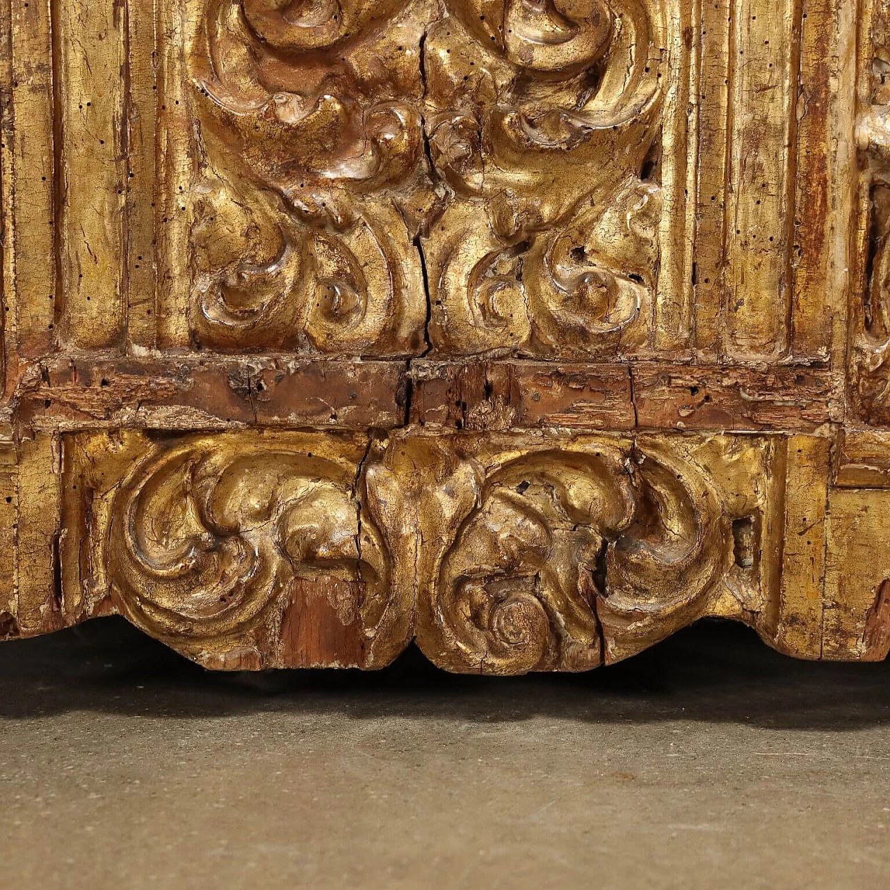 Carved and gilded wooden chest, 17th century 7