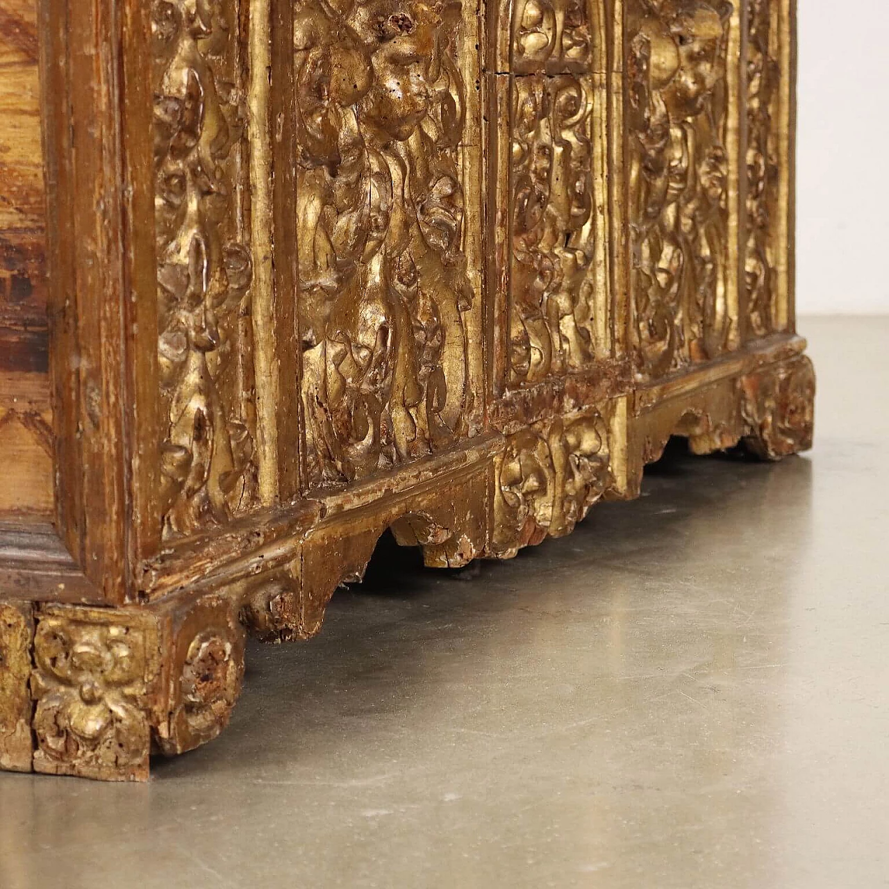 Carved and gilded wooden chest, 17th century 8