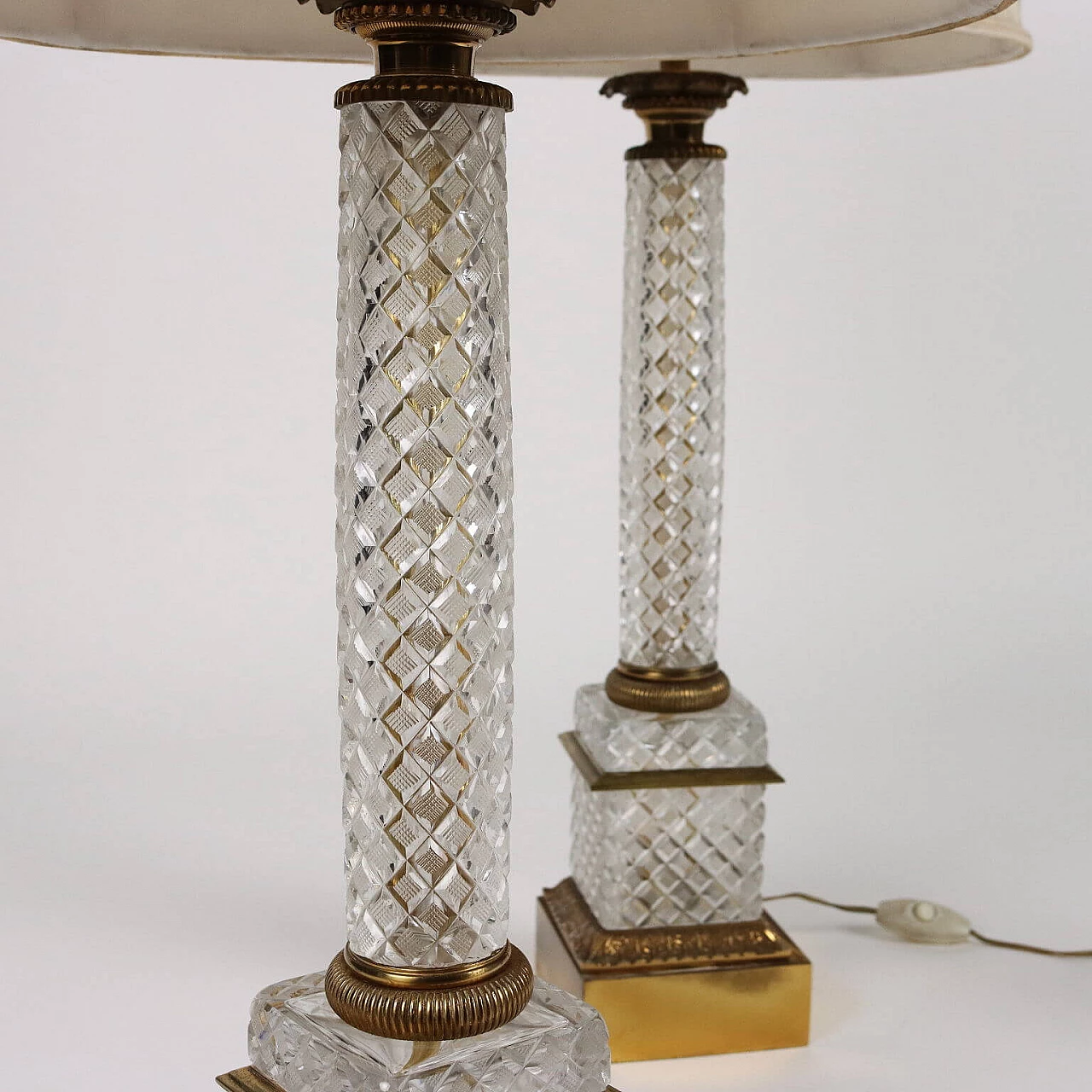 Coppia di lampade in cristallo molato e bronzo con paralumi in tessuto 3