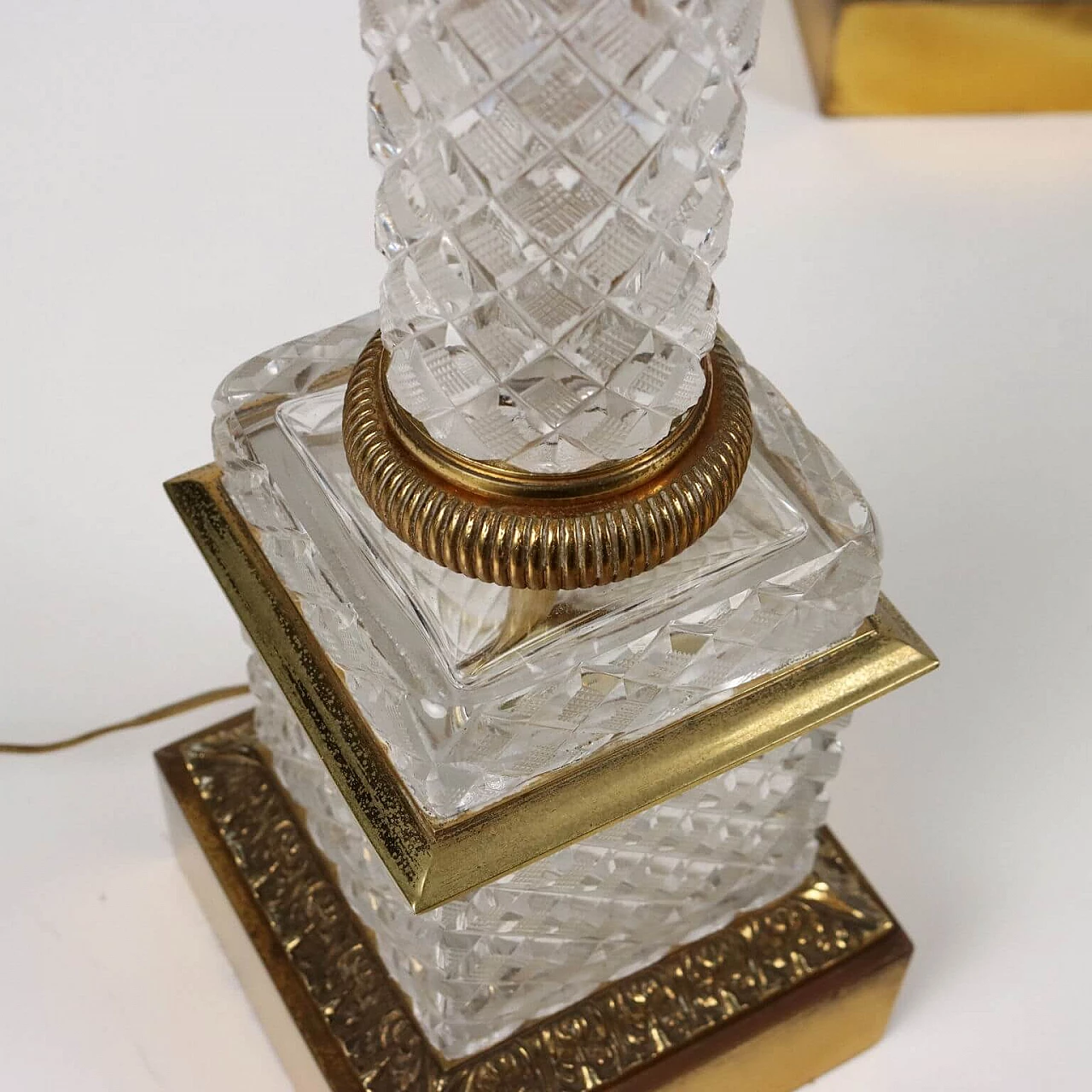 Coppia di lampade in cristallo molato e bronzo con paralumi in tessuto 7