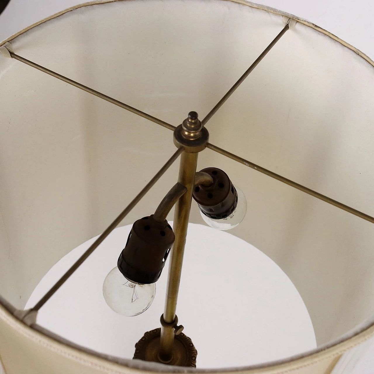 Coppia di lampade in cristallo molato e bronzo con paralumi in tessuto 10