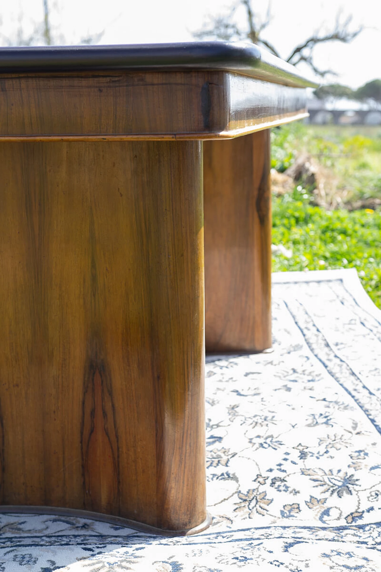 Art Deco blond walnut veneered and ebonized wood table, 1940s 2