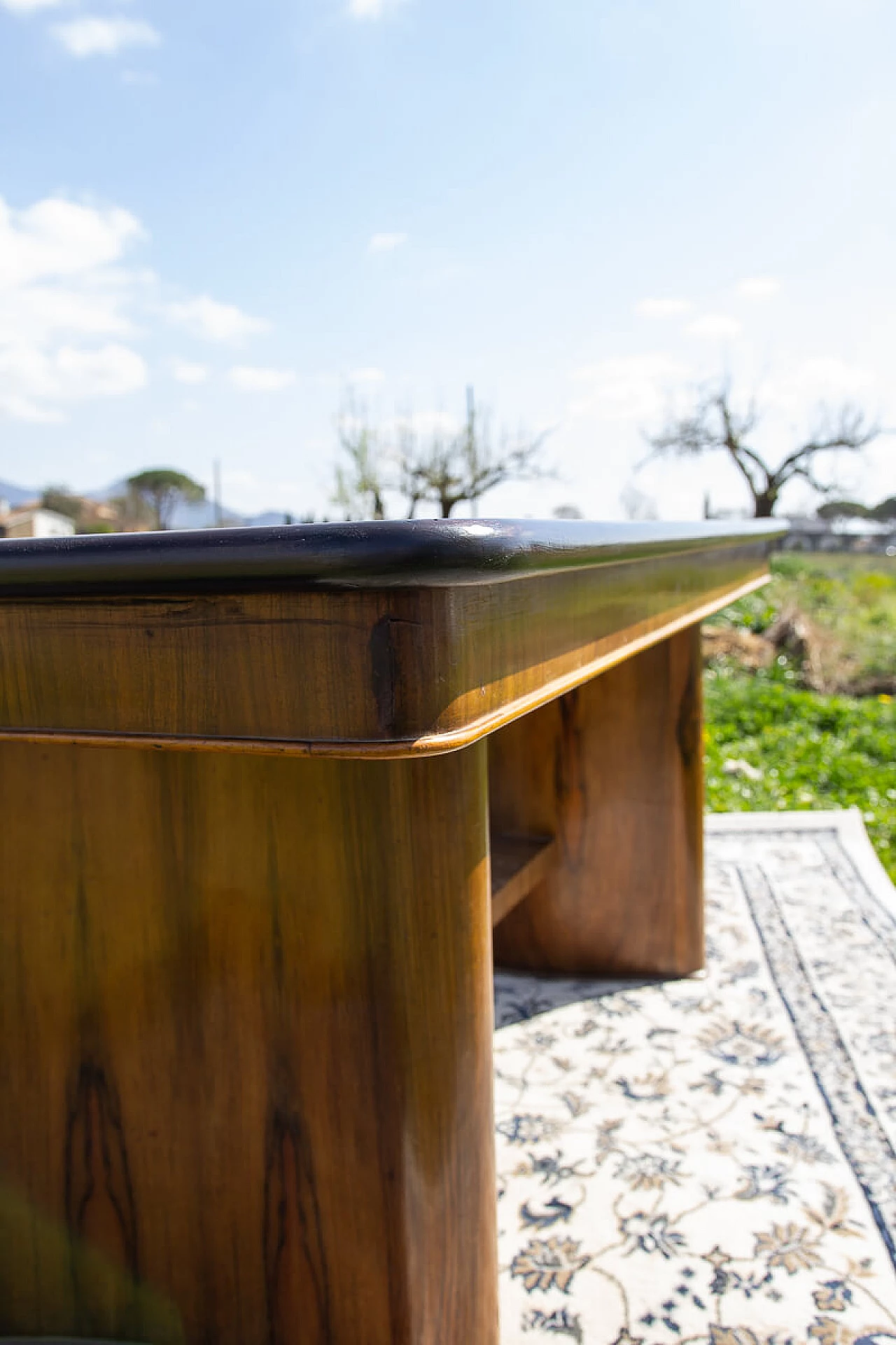 Art Deco blond walnut veneered and ebonized wood table, 1940s 10