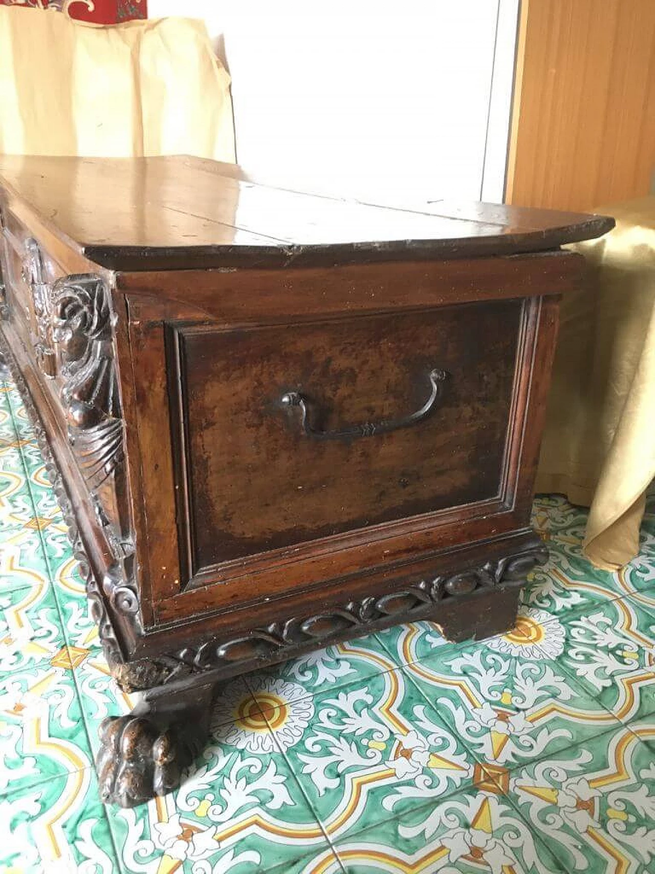 Tuscan solid walnut chest, first half of the 17th century 2