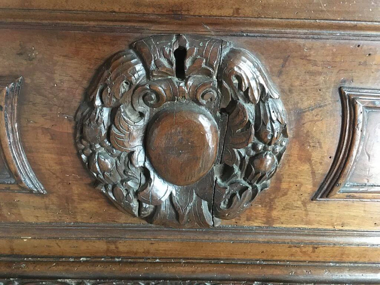 Tuscan solid walnut chest, first half of the 17th century 4