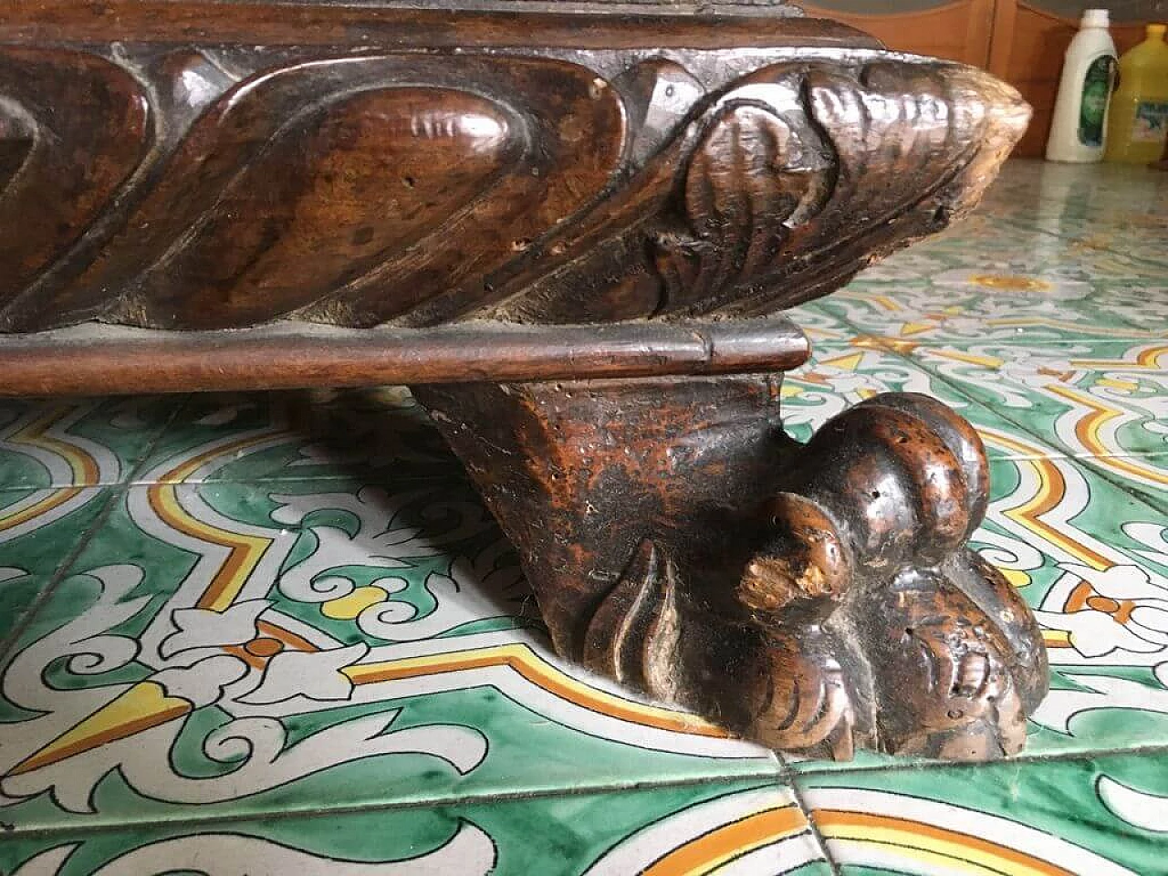 Tuscan solid walnut chest, first half of the 17th century 5