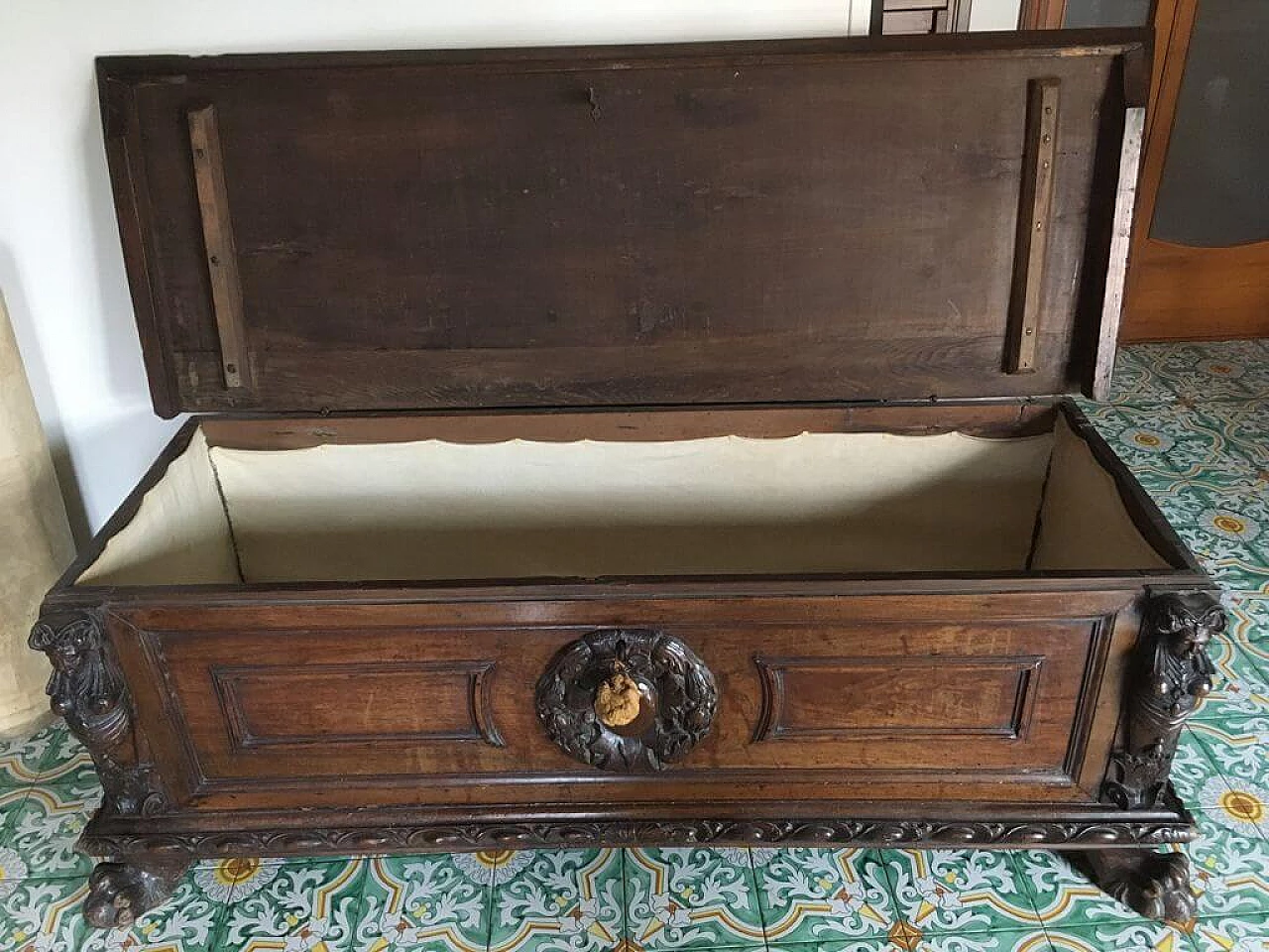 Tuscan solid walnut chest, first half of the 17th century 6