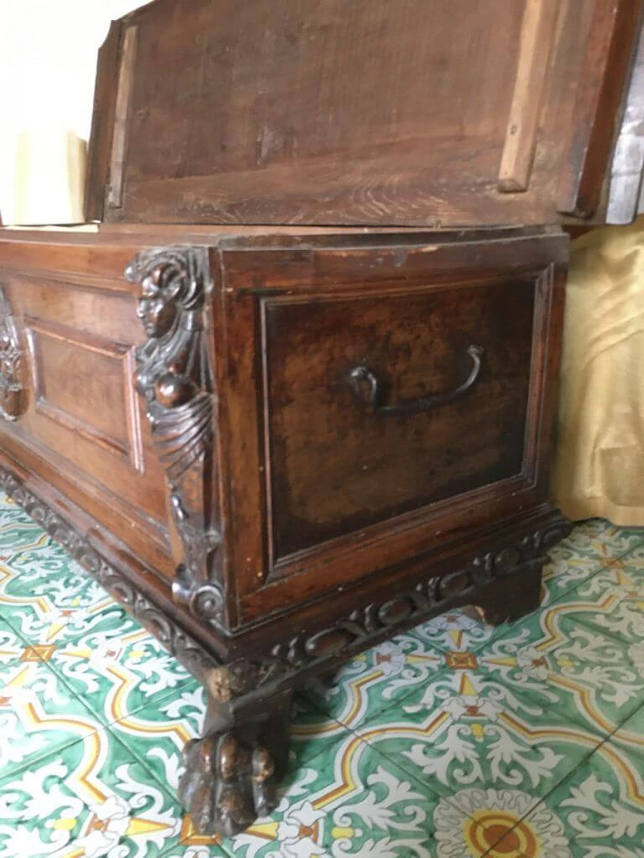 Tuscan solid walnut chest, first half of the 17th century 7