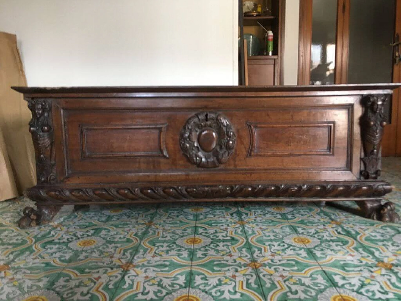 Tuscan solid walnut chest, first half of the 17th century 8