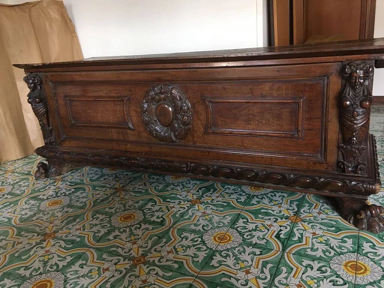 Tuscan solid walnut chest, first half of the 17th century 10