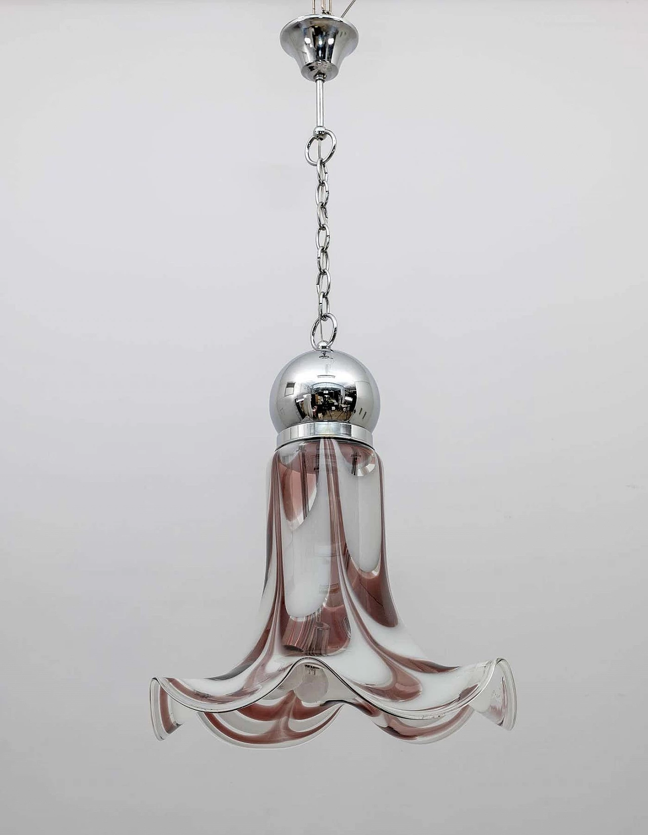 Lampadario con paralume a campana in vetro di Murano bianco e rosso di AV Mazzega, anni '70 2