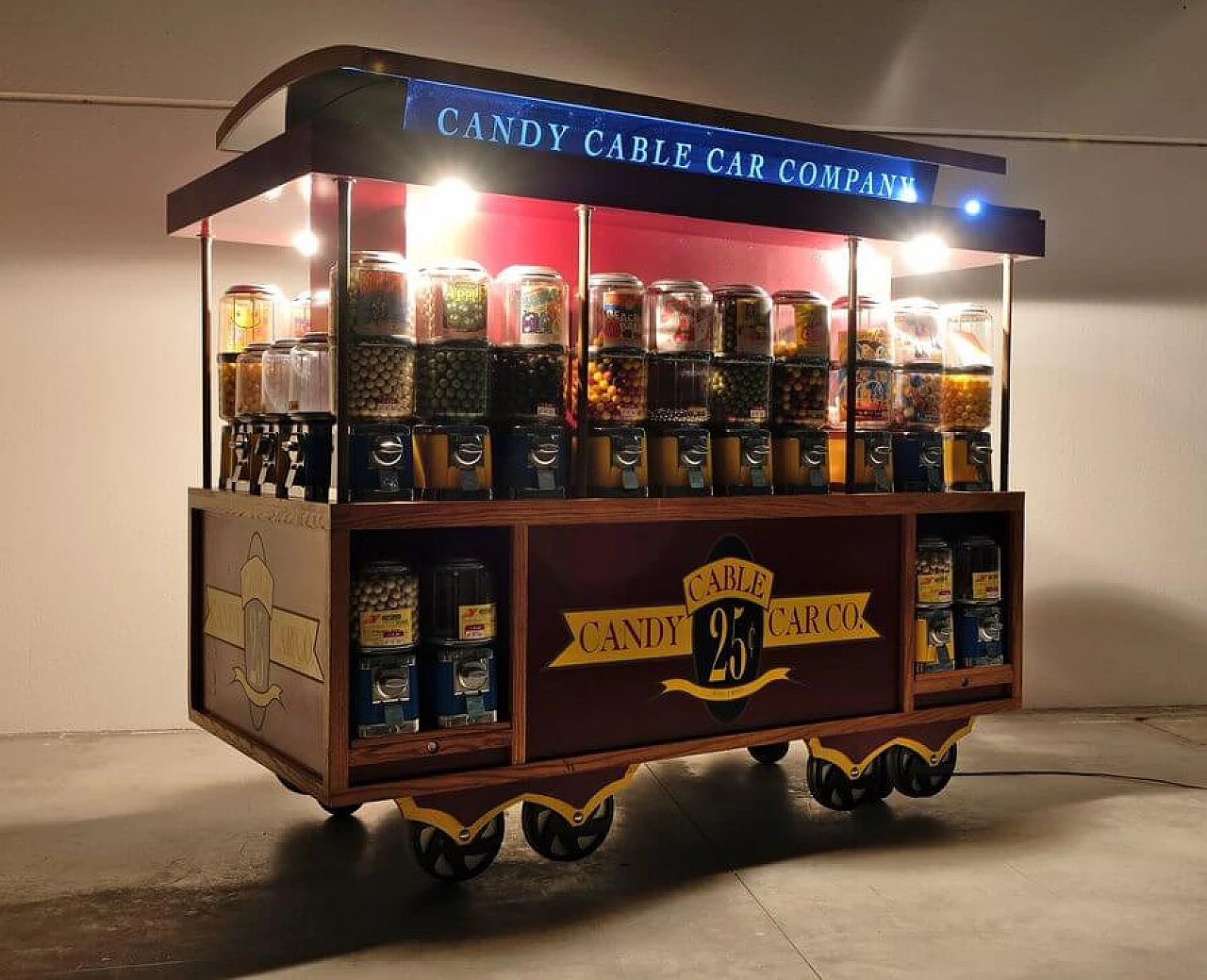 Distributore automatico di caramelle su ruote di Blackdog, anni 2000 40