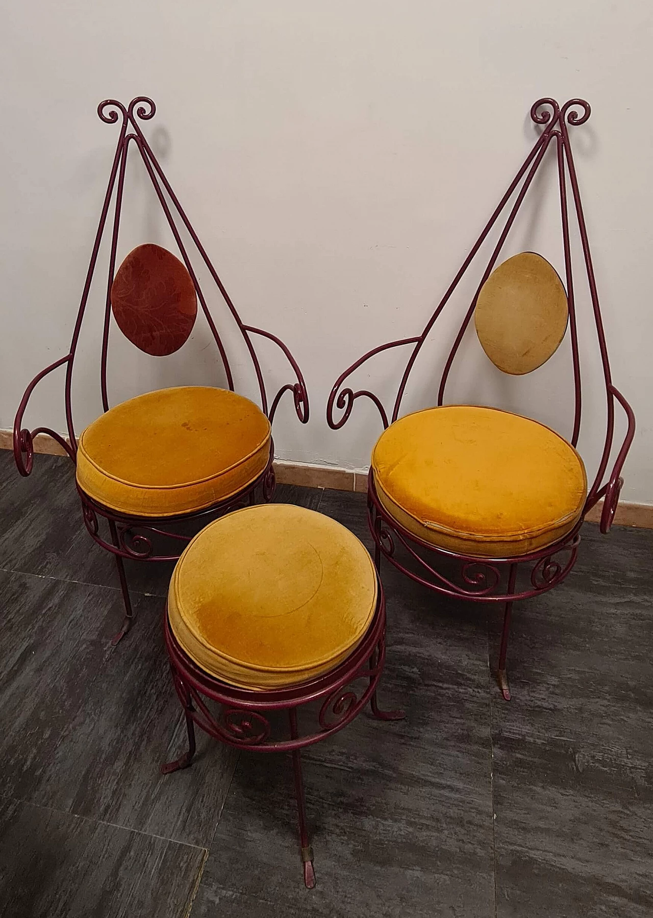 Pair of armchairs, coffee table and pouf in cyclamen wrought iron, 1970s 5