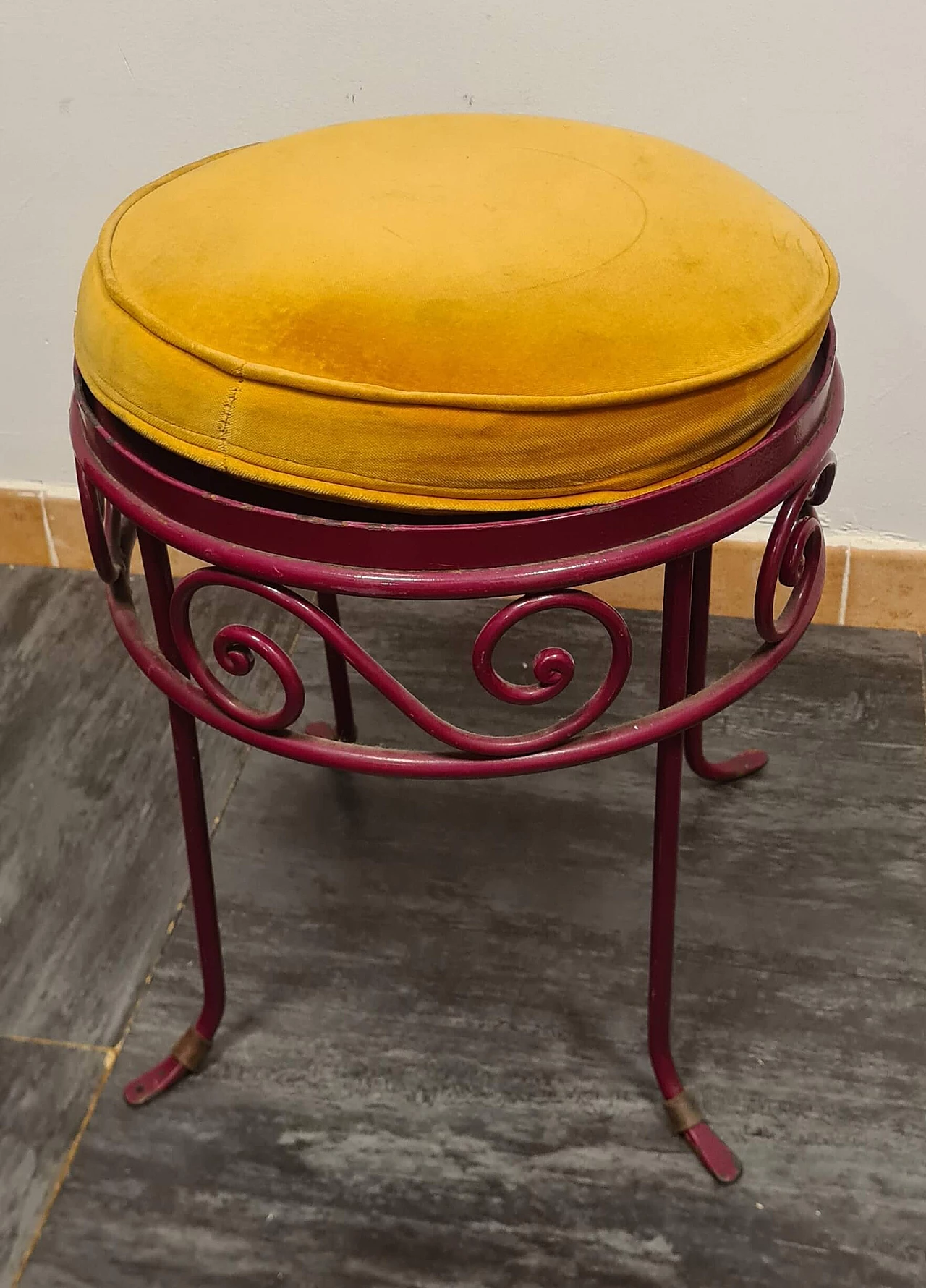 Pair of armchairs, coffee table and pouf in cyclamen wrought iron, 1970s 6