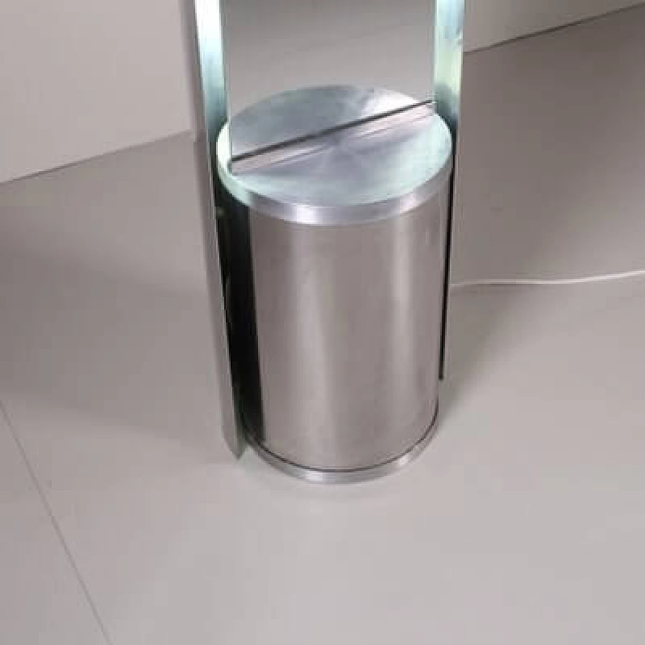 Specchio da terra retroilluminato in acciaio, anni '70 3