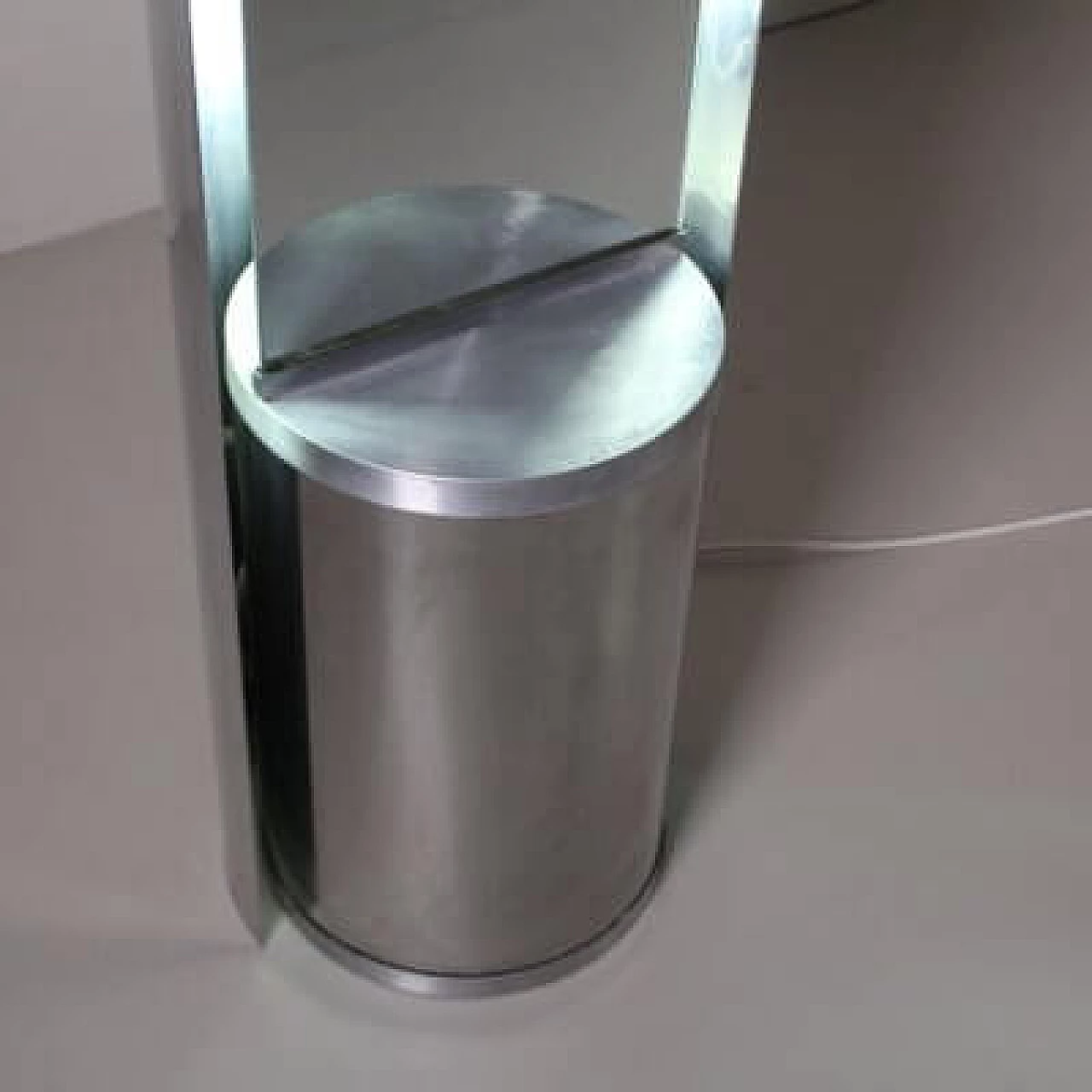 Specchio da terra retroilluminato in acciaio, anni '70 15