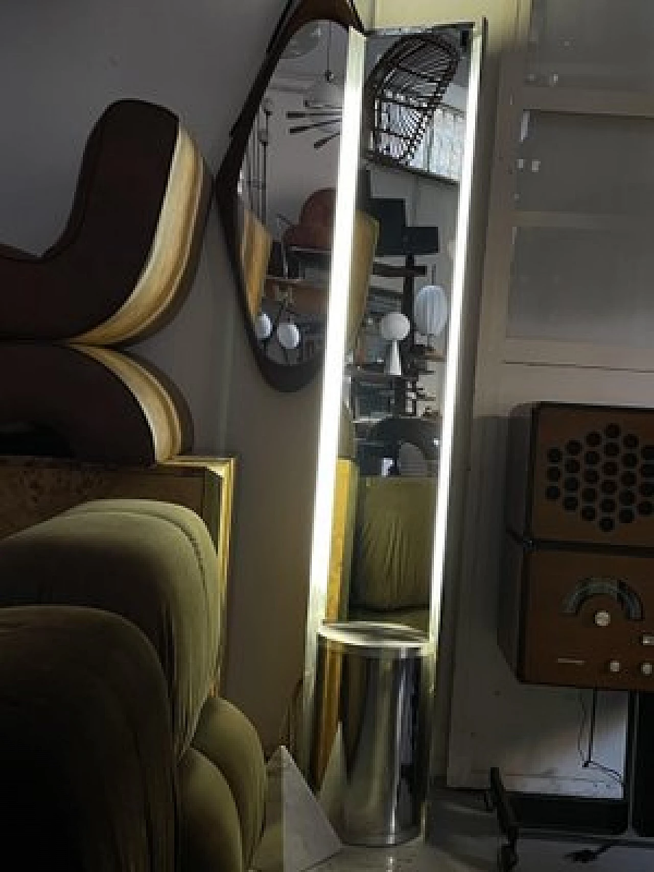 Specchio da terra retroilluminato in acciaio, anni '70 19